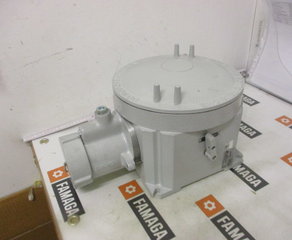 Разъем взрывозащищенный с автоматическим выключателем
Copper free aluminium alloy socket outlet RAL7035 electrostatic powder painting.
Ex II 2GD Ex d IIC T6 Gb Ex tb IIIC T85°C Db IP66, Ambient temperature -20 +55°C.
3P+E 63A 690V 50Hz. With IP closing plug. With automatic interlocked circuit breaker 63A
and external handle on side. 2 entries 1.1/2